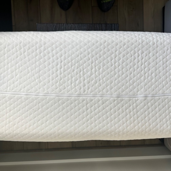 Royal Therapy King Size Memory Foam Pillow (Two for sale) - Picture 2 of 2